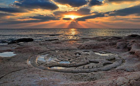 Дикий пляж в бухте Казачьей украсили «каменными» рисунками — фото